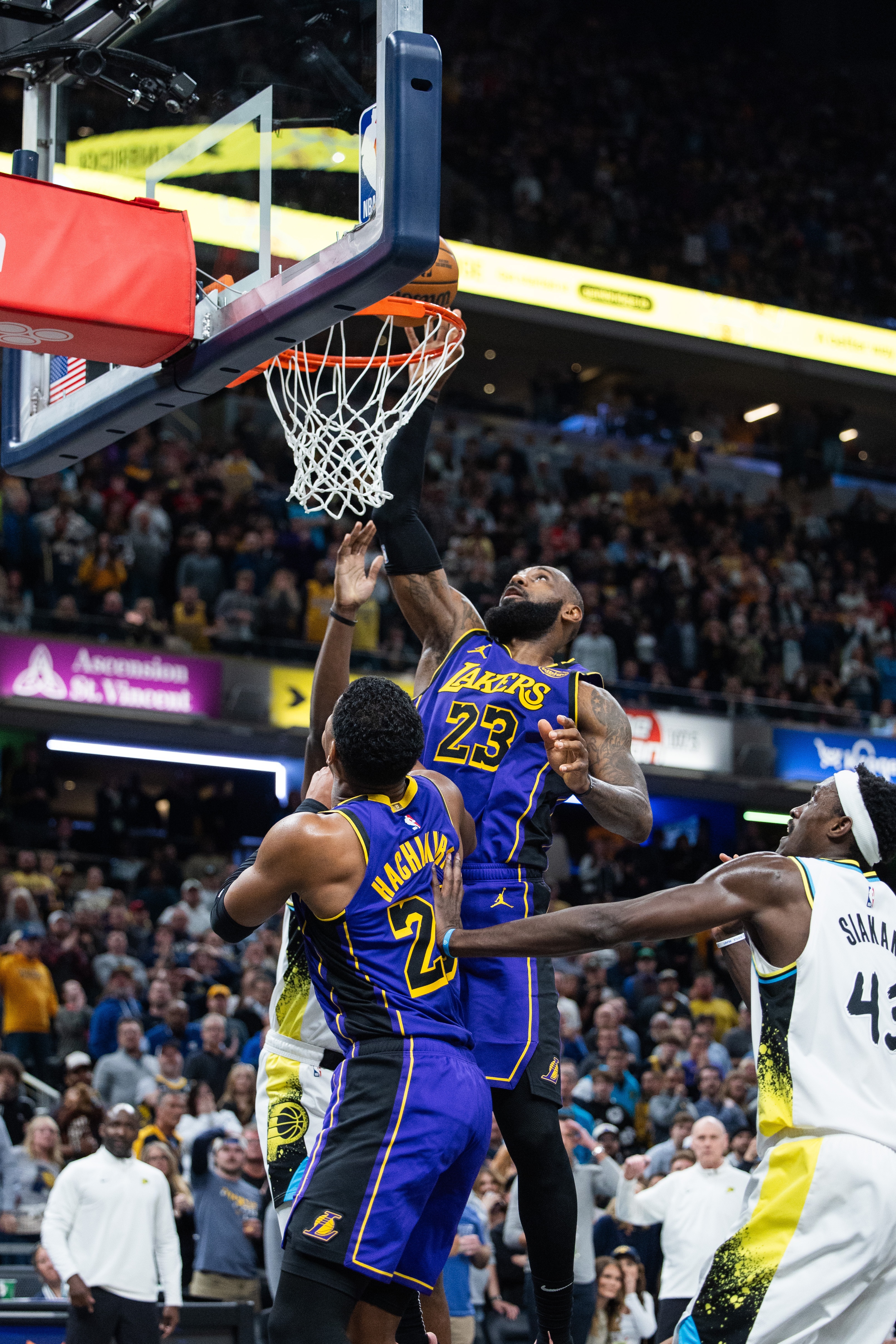 猛龙鏖战篮网，布克统治全场