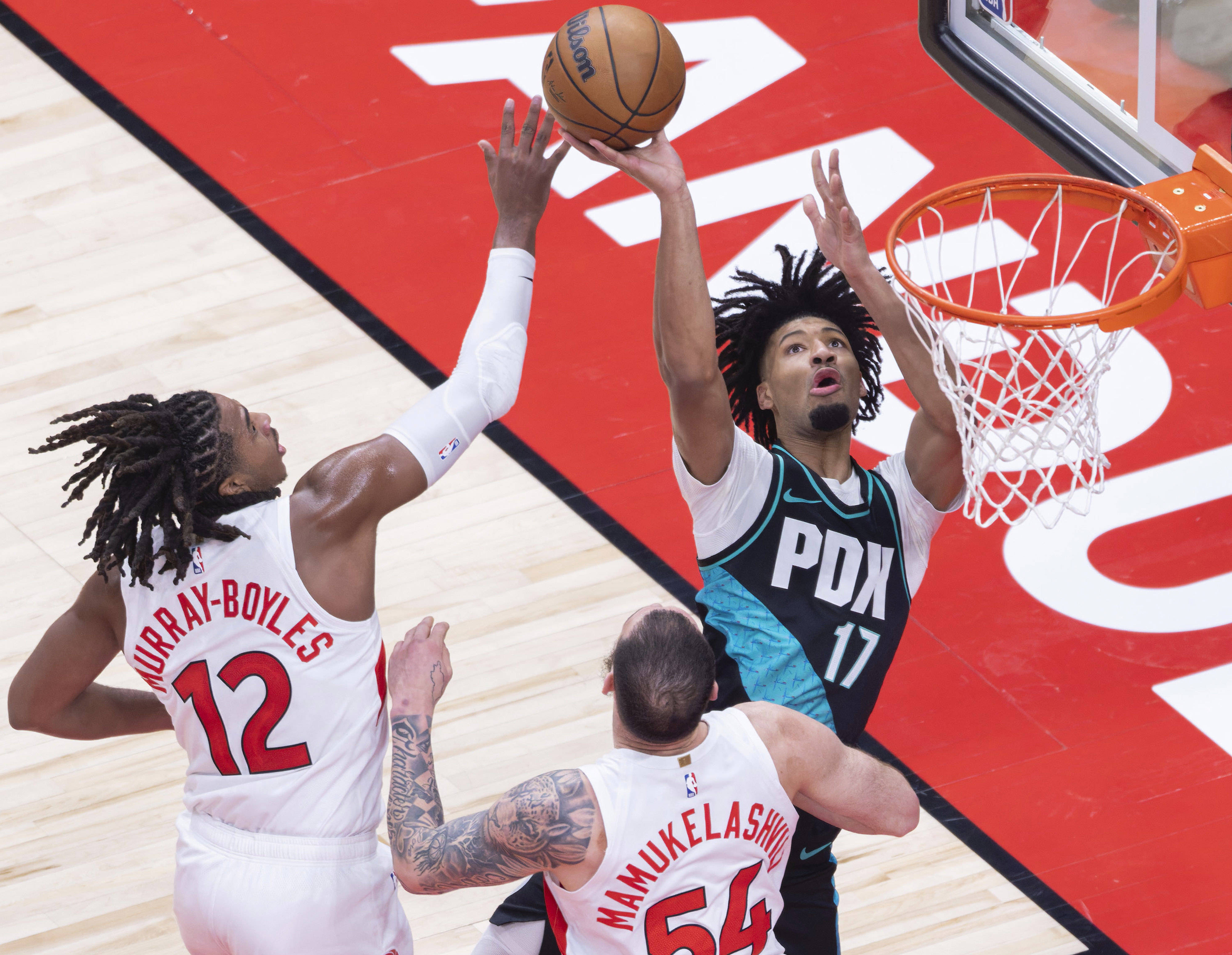 猛龙鏖战篮网，布克统治全场