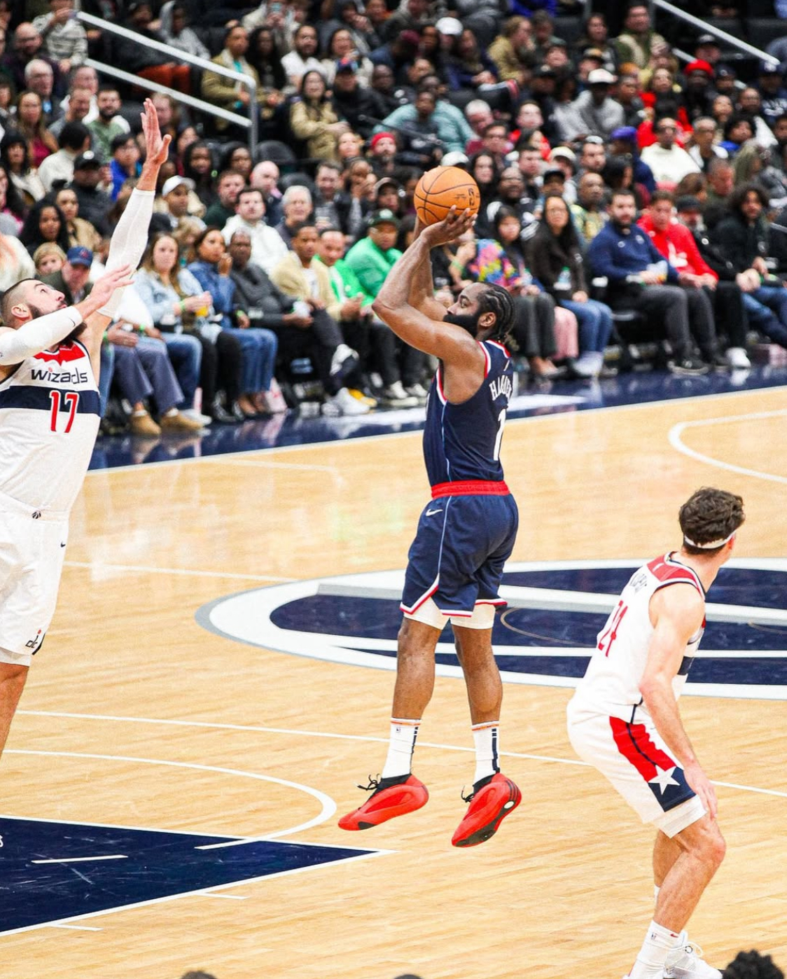 火箭险胜骑士，哈登统治全场