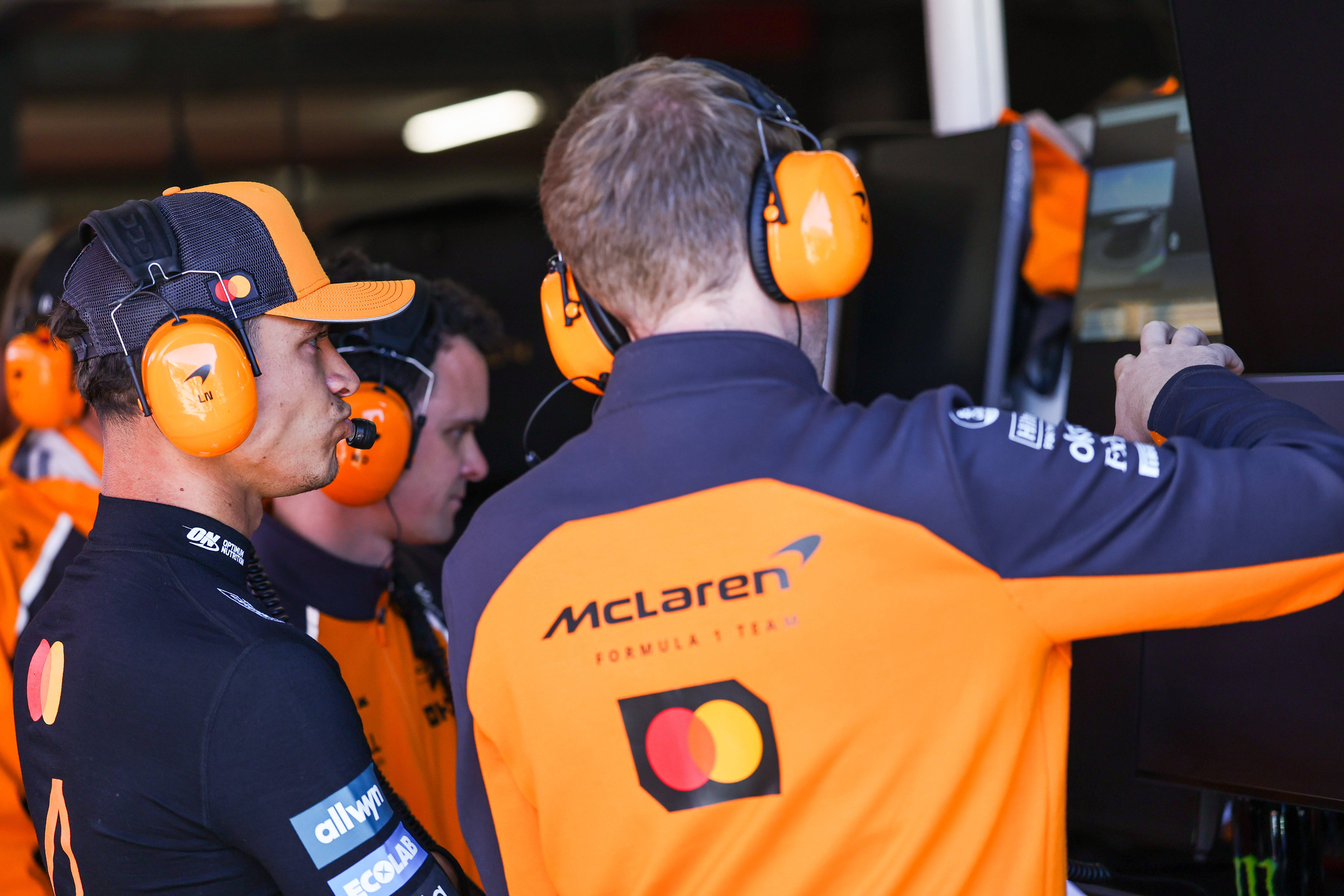 迈凯伦绝杀红牛二队,皮亚斯特里扛起全队 迈凯伦绝杀红牛二队,皮亚斯特里扛起全队