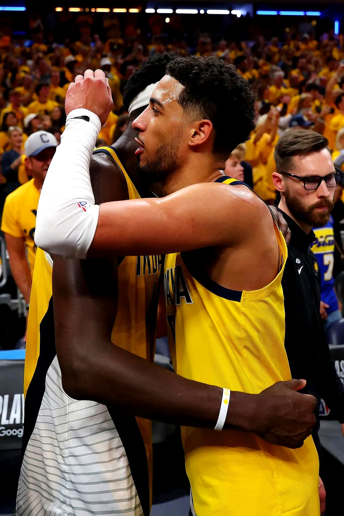 深圳队险胜国王,西亚卡姆点燃赛场 深圳队险胜国王,西亚卡姆点燃赛场