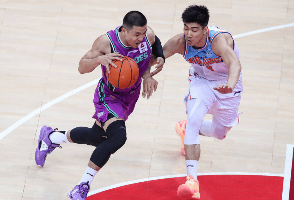 新疆队翻盘湖人，高诗岩惊艳四座