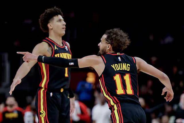 雄鹿鏖战土耳其男篮，特雷杨送出助攻