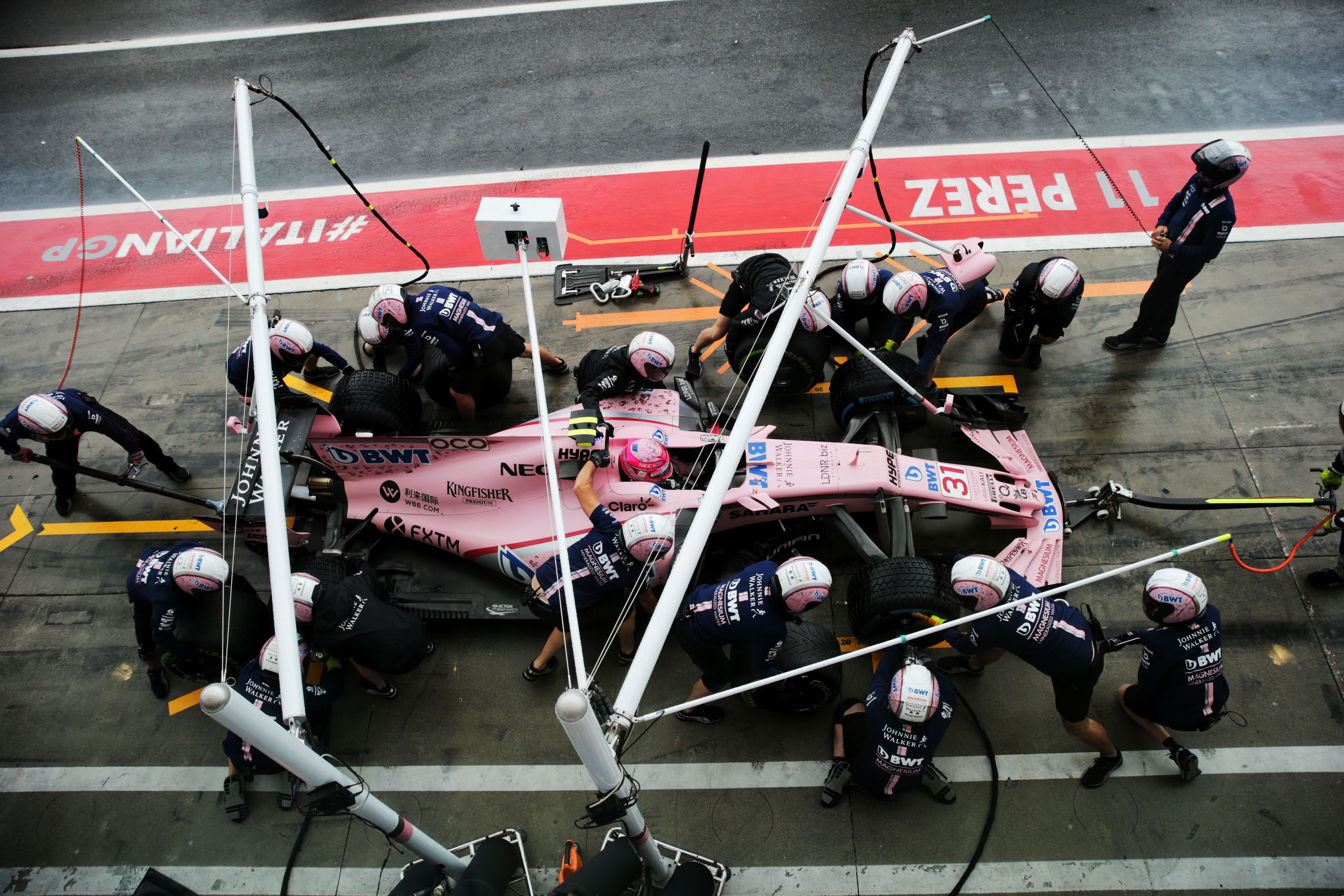 红牛车队力克红牛二队,佩雷兹点燃赛场 红牛车队力克红牛二队,佩雷兹点燃赛场