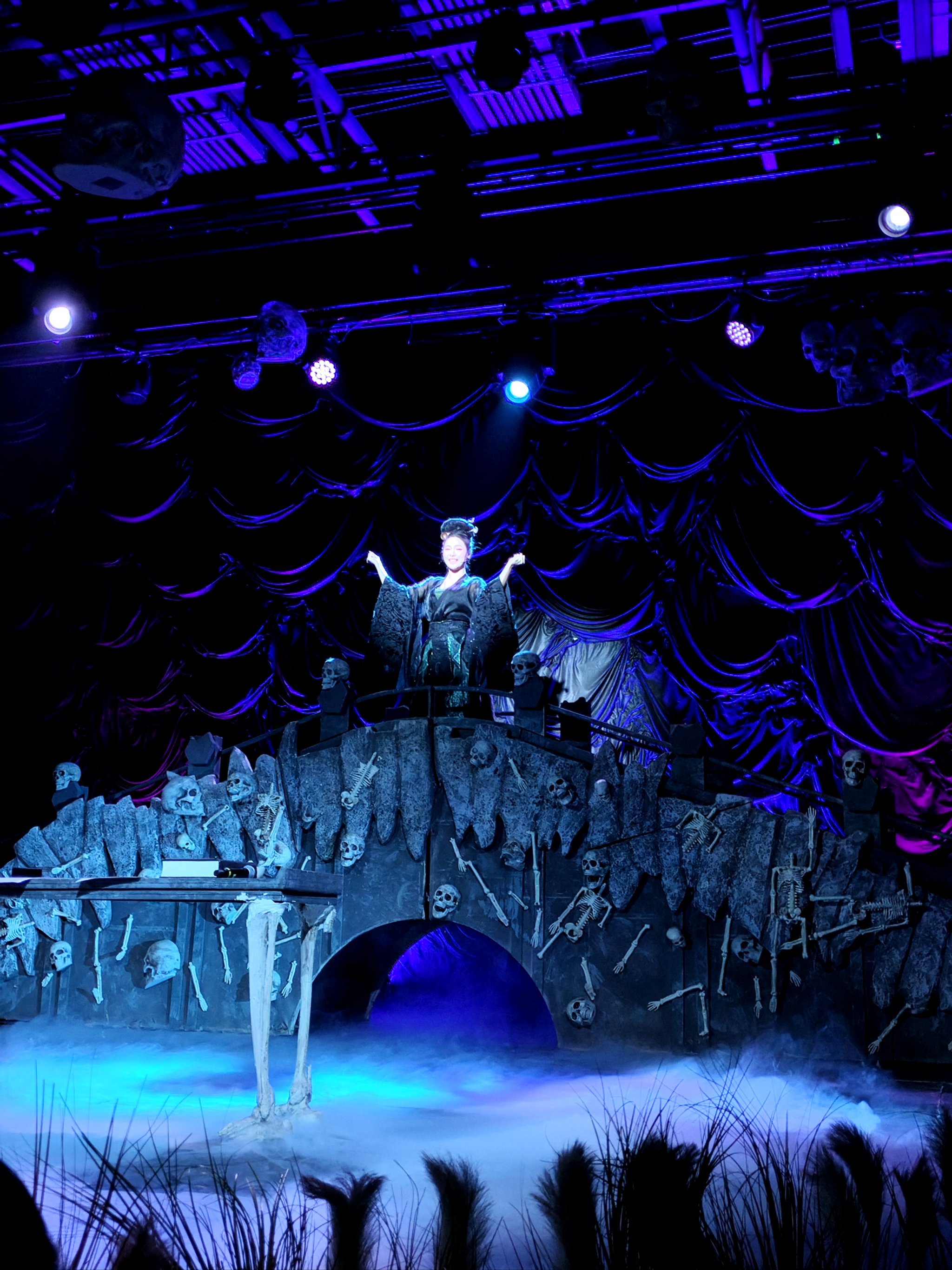 激光焦点，场上紧张气氛飘逸扑朔迷离