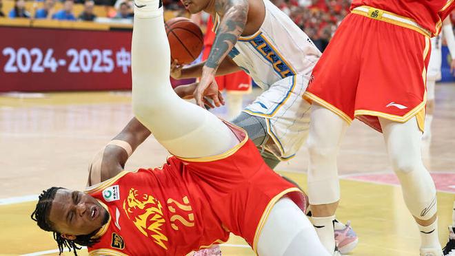 篮球赛季总决赛抢眼上演,球队实力均衡 篮球赛季总决赛抢眼上演,球队实力均衡