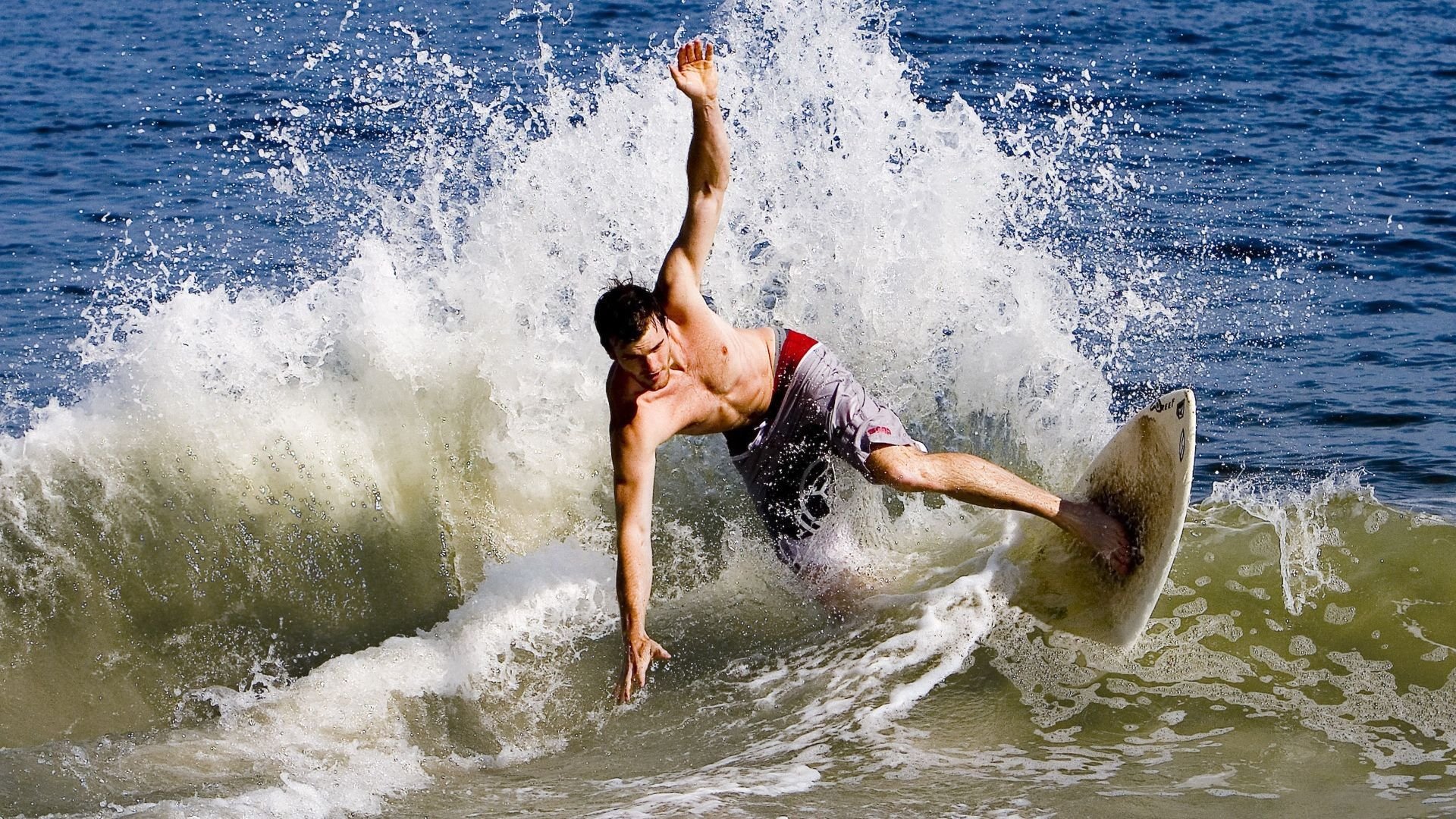荷兰轻取阿尔及利亚，卡瓦哈尔欧冠半决赛接管比赛，体育精神的多元交响